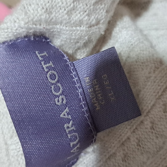 Woman's v neck sweater - Picture 3 of 4